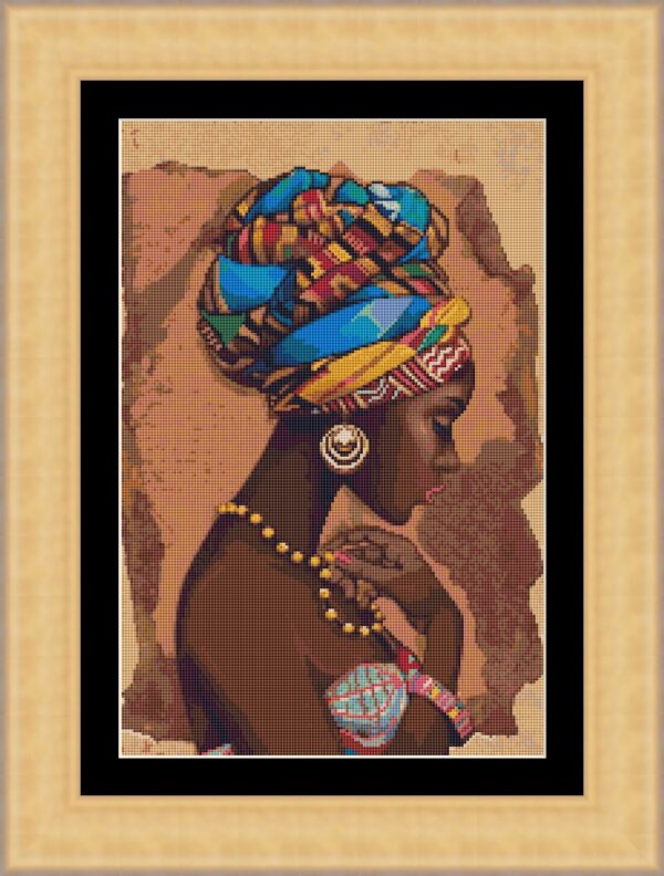Retrato de una mujer africana con pañuelo colorido en la cabeza, pendientes elegantes y un collar tradicional.